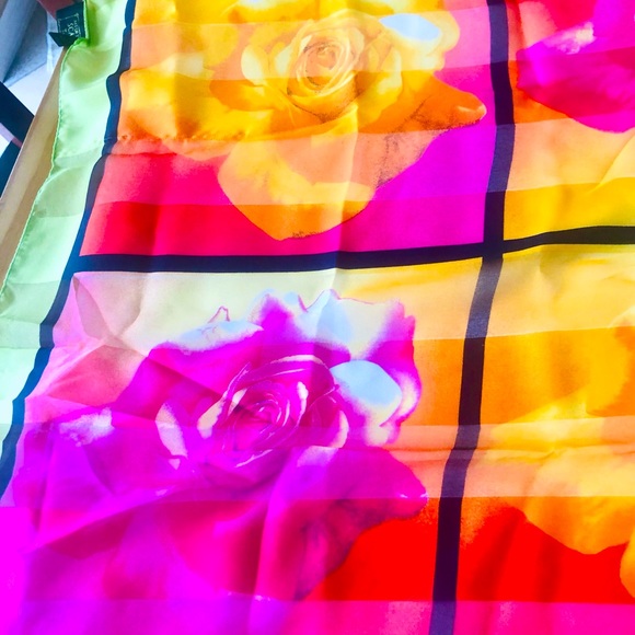 Art of the Scarf Tie Rack Scarf /Italy /Polyester  Roses  Design  Red 34 by 36" - Picture 3 of 9